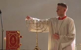 Der Siebenarmige Leuchter und die Kerzen erinnern an den Tempel in Jerusalem